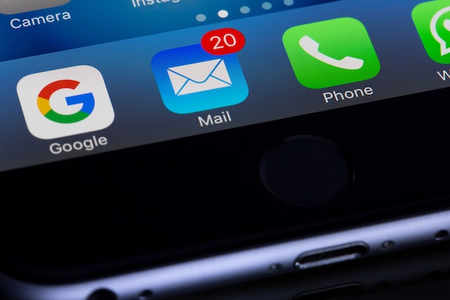 Icon of email app with 20 notifications